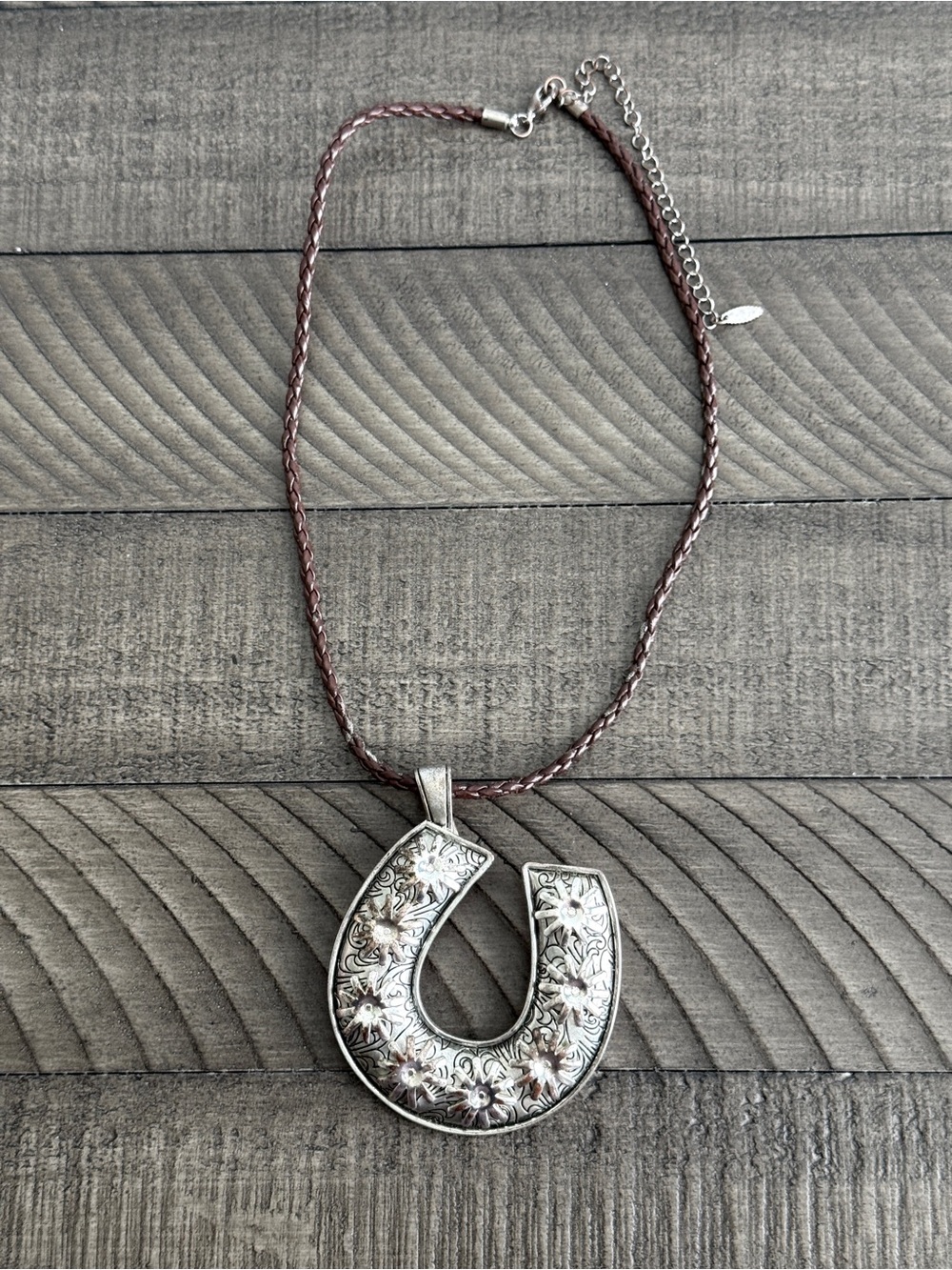 VOLM Western-Style Floral Horseshoe Pendant Necklace Women’s Jewelry Vintage